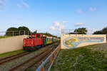 Der 0715 Zug ab Borkum Bahnhof durchfährt das Deichschott Richtung Borkum Reede. 23.8.24