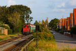 Der 0810 Zug ab Borkum Bahnhof passiert Loogster Dünen gen Borkum Reede. 23.8.24