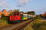 
Der 0810 Zug ab Borkum Bahnhof passiert Loogster Dünen gen Borkum Reede. 23.8.24