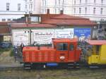 Lok  Berlin  (Hersteller: Schma,Diepholz, Baujahr 1993, F.Nr.5343) mit Zug zum Anleger am Borkumer Dorfbahnhof.