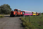 Ein Zug der Inselbahn Langeoog vom Inselbahnhof in Richtung Fähranleger.