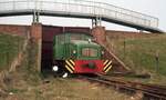 Inselbahn Spiekeroog__April 1984. SCHÖMA-Lok 4 [1957] vor dem geschlossenen Deichtor.