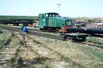 Inselbahn Spiekeroog__April 1984. Pause muß mal sein. SCHÖMA-Lok 4 von 1957 mit Flachwagen. Der ungefähre Bestimmungsbhf. dieser Fahrzeuge steht schon  angeschrieben :  Stuttgart , wobei das Straßenbahnmuseum Stuttgart (SMS) seit März 1984 seinen Sitz in Schönau/Odenwald hatte.