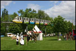 Am 17.5.2007 gab es im Magdeburger Elbauenpark noch die Einschienenbahn aus der Zeit der Bundesgartenschau. Kurze Zeit nach meiner Aufnahme las ich von ihrer Demontage! Am 17.5.2007 war sie voll in Aktion, als zeitgleich auch noch ein mittelalterlicher Markt vor Ort stattfand.