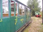 Der Personenwagen der Museumsfeldbahn Leipzig-Lindenau (MFLL) steht im Museumsbahnhof, whrend Lok 4 gerade fr die nchste Fahrt umsetzt.