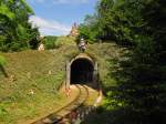 Das Tunnelportal der Westernparkeisenbahn am 10.06.2015 im Zwergenpark in Trusetal.