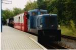 Ein Zug der Berliner Parkeisenbahn am einem Nachmittag im Frhjahr 2004 zu beobachten im Bahnhof Wuhlheide.