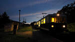 Am Abend des 26.08.2023 gab es bei der Buckower Kleinbahn anlässlich des  Waldorado-Festivals  in Buckow einen abendlichen Sonderverkehr zw. eben jenem Buckow und Müncheberg.
Hier ist der Zug in Müncheberg zu sehen.

Buckow, der 26.08.2023