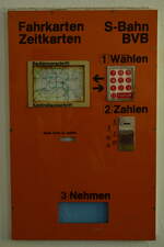 Auch ein alter Fahrkartenautomat der S-Bahn Berlin war im Buckower Empfangsgebäude ausgestellt.