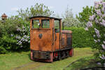 D11 (LKM FNr 248837), eine Feldbahnlok vom Typ Ns2f, steht auf einem Abstellgleis auf dem Gelände des Feldbahnmuseums