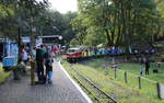 Die EL 9-002 der Parkeisenbahn Vatterode am 30.09.2023 bei der Einfahrt in den Bahnhof Mansfeld Schleife.