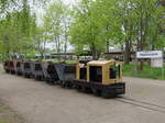 In der Ziegeleibahnhaltestelle Ziegelmuseum des Ziegeleipark Mildenberg steht eine 500 mm Feldbahndiesel  mit Lorenanhänger am 13. Mai 2017 zur Weiterfahrt bereit.