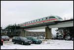 Transrapid 08 wartet an der damaligen Einstiegstelle nahe Lathen am 11.3.2006 auf Fahrgäste.