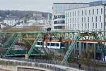 Zwischen den Stationen Ohligsmühle und Hauptbahnhof schwebt (oder rollt) der Wuppertaler Schwebebahntriebwagen 22 am 25.01.2025 über die Wupper