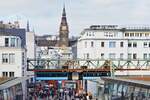 Ein aus Oberbarmen kommender Schwebebahntriebwagen trifft am 25.01.2025 in der Station Hauptbahnhof ein, im Hintergrund das historische Rathaus