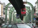 Vohwinkeler Strae / Kaiserstrae - hier fhrt die Bahn etwa einen Kilometer weit gerade ber eine vielbefahrene Strae.