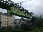 Wuppertaler Schwebebahn in Richtung Wuppertal Vohwinkel nahe vom Haltepunkt Barmen Werther Brcke.(6.7.2012)