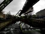  Wuppertaler Schwebebahn in Richtung Oberbarmen Bahnhof am Haltepunkt Alter Markt.20.2.2013) 