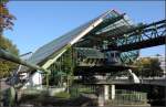Schräge Glasflächen -

Sehr aufwändig gestaltet wurde die 1999 eröffnete Schwebebahn-Station Kluse in Wuppertal-Eberfeld. Sie wurde nach Plänen der Düsseldorfer Architekten Prof. v. Charnier/Molina errichtet.

04.10.2014 (J)