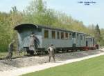 Denkmal fr das Lied  Auf der schwbschen Eisenbahn  in Durlesbach zwischen Aulendorf und Ravensburg, Bahnstrecke Ulm - Friedrichshafen am 15.05.2004. Der Bahnhof Durlesbach ist heute stillgelegt. 