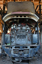 Der fehlende Schlepptender ermöglicht einen freien Blick auf den Führerstand der französischen Dampflokomotive 231 K 22 im Rundhaus Europa des Bahnparks Augsburg.