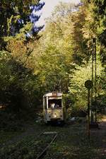 Von dem einst von Düsseldorf-Benrath bis Hagen reichenden Meterspurnetz im Bergischen Land ist nur das Reststück zwischen Kohlfurther Brücke und Greuel erhalten geblieben, auf dem die Bergischen Museumsbahnen einst für die Region typische Straßenbahnfahrzeuge einsetzen. Der ex-Hagener Tw 337 trifft am 14.10.2018 auf der Fahrt von Kohlfurther Brücke nach Greuel in der Haltestelle Kaltenbach ein.