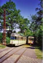 Die beiden Triebwagen 275 und 107 in der Station Greuel, der derzeitigen Bergstation der Strecke.
