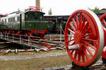 02.07.2011, Es war ein trauriger Samstag-Nachmittag im Hallenser Depot des DB-Museums. Dauerregen bestimmte die Fotomotive und die Stimmung der wenigen Gäste. Im Vordergrund hellt die Treibachse der Versuchslok 19 015 der ehemaligen VES-M Halle den grauen Grundton etwas auf (ex sä.XX HV Ausmusterung und Verschrottung 1977).