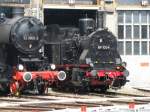 Lok BR 52 9900-3 + BR 89 1004 -DR- stehen am Lokschuppen des ex.Bw Halle P, 06.07.2008