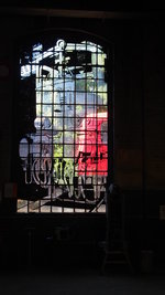 Großes Eisenbahnfest des BW Halle P - Bild im Bild.

Fensterbild  155 001  und im Hintergrund, auf dem Außengelände stehend, eine reale aber unbekannt gebliebene Lok der BR 143.

Halle, der 27. August 2016