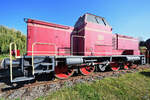 Die Diesellokomotive V65 011 wurde 1955 gebaut und präsentiert sich hier Anfang September 2021 direkt hinter der Drehscheibe des Eisenbahnmuseums in Koblenz.