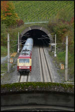 DB Museum 101 001 kam am 13.10.2024 mit dem AKE-Sonderzug  Rheingold  DZ 13407 Cottbus - Steinach am Brenner bei Leinach langsam aus dem 2.235 Meter langen Espenloh-Tunnel gerollt. Der verspätete DB-Planverkehr hatte den Sonderzug hier auf der SFS Hannover - Würzburg ausgebremst. 