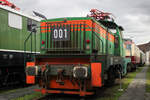 ex RBH 001 (1200 001) am 16. März 2024 im DB Museum Koblenz. 1976 wurde die Lok als „E 001“ an die RAG geliefert. 1983 wurde sie in „001“ umgezeichnet. Auch die Umstrukturierung des RAG-Konzerns im Jahr 2004 machte die Lok mit und war fortan für RBH (RAG Bahn und Hafen GmbH) im Einsatz. Im Januar 2007 folgte die Vergabe der NVR-Nummer 97 80 1200 001-1 D-RBH. Danach war die Lok noch etwas mehr als 5 Jahre im Einsatz und wurde im Februar 2012 ausgemustert. Am 25.07.2013 wurde die Lok schließlich ins DB Museum überführt. Seitdem gehört sie zum Museumsbestand.