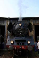 DR 03 1010 steht vor dem Lokschuppen des DB Museums Halle (Saale) anlässlich des jährlichen Sommerfests.