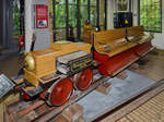 Die erste elektrische Lokomotive von Siemens & Halske fuhr im Jahre 1879 auf der Gewerbeausstellung in Berlin. Dies ist ein im Deutschen Technikmuseum Berlin ausgestellter Nachbau von 1980. (Juni 2011)