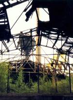Das sptere  Technikmuseum Berlin , Zustand August 1981. Blick von den Resten des Rundschuppens auf den Wasserturm. Scan vom Papierabzug.
