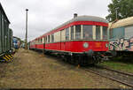 Der 1940 gebaute Dieseltriebwagen der Sonderbauart  Stettin  mit der Nummer 137 367 a+b (ex 147 551 a/b | ex 197 840-2 | Betriebsgattung  BCtrPwPost ) weilt seit 1975 beim Eisenbahnclub Aschersleben