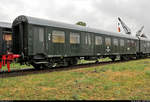 Blick auf einen Halbgepäckwagen der Gattung  BDghws  (DR 50 50 82-15 095-2 | 55 80 83-15 095-1 D-EFSFT), der während des Herbstlokfests auf dem Gelände des Lokschuppen Staßfurt