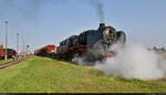 Herbstlokfest im Lokschuppen Staßfurt    50 3501 alias 50 380 macht am Fotogüterzug ordentlich Dampf.