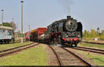 Herbstlokfest im Lokschuppen Staßfurt    50 3501 (50 380) nimmt mit den Wagen des Fotogüterzuges Anlauf, um über den Ablaufberg zu kommen.