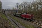 212 007-9 des Eisenbahnmuseums Bochum fährt mit einem kurzen Schweineschnäuzchen-Ersatzzug in den Bahnhof Wengern-Ost ein (08.04.2023) 