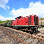 Die 1962 bei MaK gebaute Diesellokomotive 212 007-9 ist am Ende eines Pendelzuges zwischen dem Bahnhof Bochum-Dahlhausen und dem Bochumer Eisenbahnmuseum zu sehen, welcher Mitte April 2024