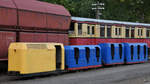 Eine Grubenlok mit Wagen auf dem Gelände des Eisenbahnmuseums Bochum-Dahlhausen.