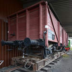 Ein offener Güterwagen auf einem Rollwagen Mitte September 2018 im Eisenbahnmuseum Bochum.