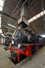 Die Dampflokomotive 74 1192 steht im Ringlokschuppen des Bochumer Eisenbahnmuseums.