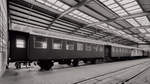 Ein Zug aus 3-achsigen Personenwagen in einer Halle des Bochumer Eisenbahnmuseums.