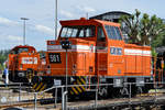 MaK DE 502  561  wird auf der Drehscheibe präsentiert, im Hintergrund wartet eine Alstom H3-Hybridlokomotive. (Eisenbahnmuseum Bochum, Juni 2019)