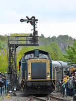 Die 1963 bei MaK gebaute Diesellokomotive 212 039-2 zog Mitte April 2024 den Pendelzug zwischen dem Hauptbahnhof Bochum und dem Bochumer Eisenbahnmuseum, welcher anlässlich der Museumstage