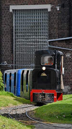 Die Feldbahnlokomotive 36107 vom Typ OMZ 117 F aus dem Jahr 1941 zog Mitte April 2024 einen Zug durch den hinteren Teil des Eisenbahnmuseums in Bochum.