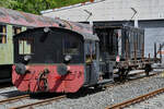 Die im Jahr 1937 gebaute Kleindiesellokomotive 322 025-8 wurde vor einem Flachwagen gespannt, der mit der Motorhaube einer V36-Diesellokomotive beladen war.